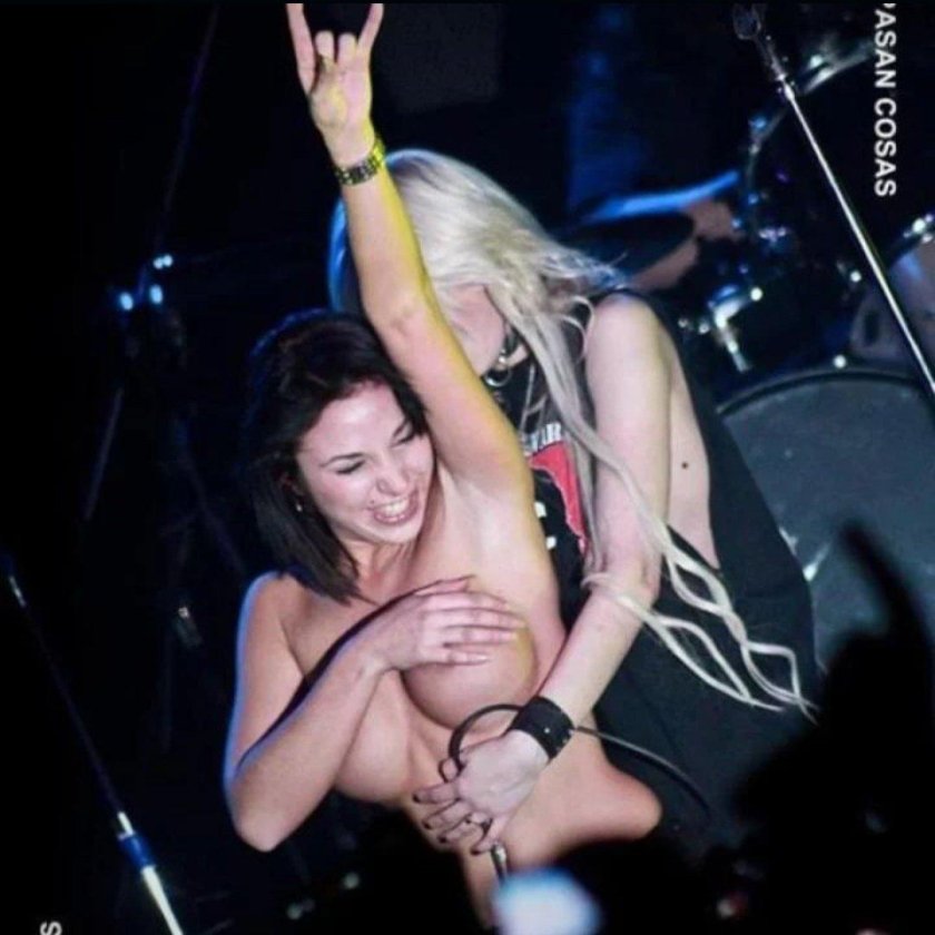 Miley Cyrus concert naked with strapon