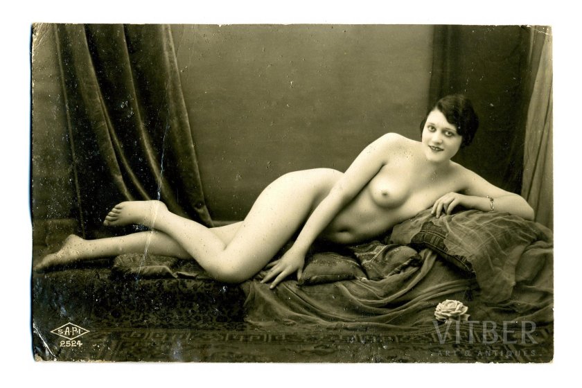 Naked women of the twentieth century