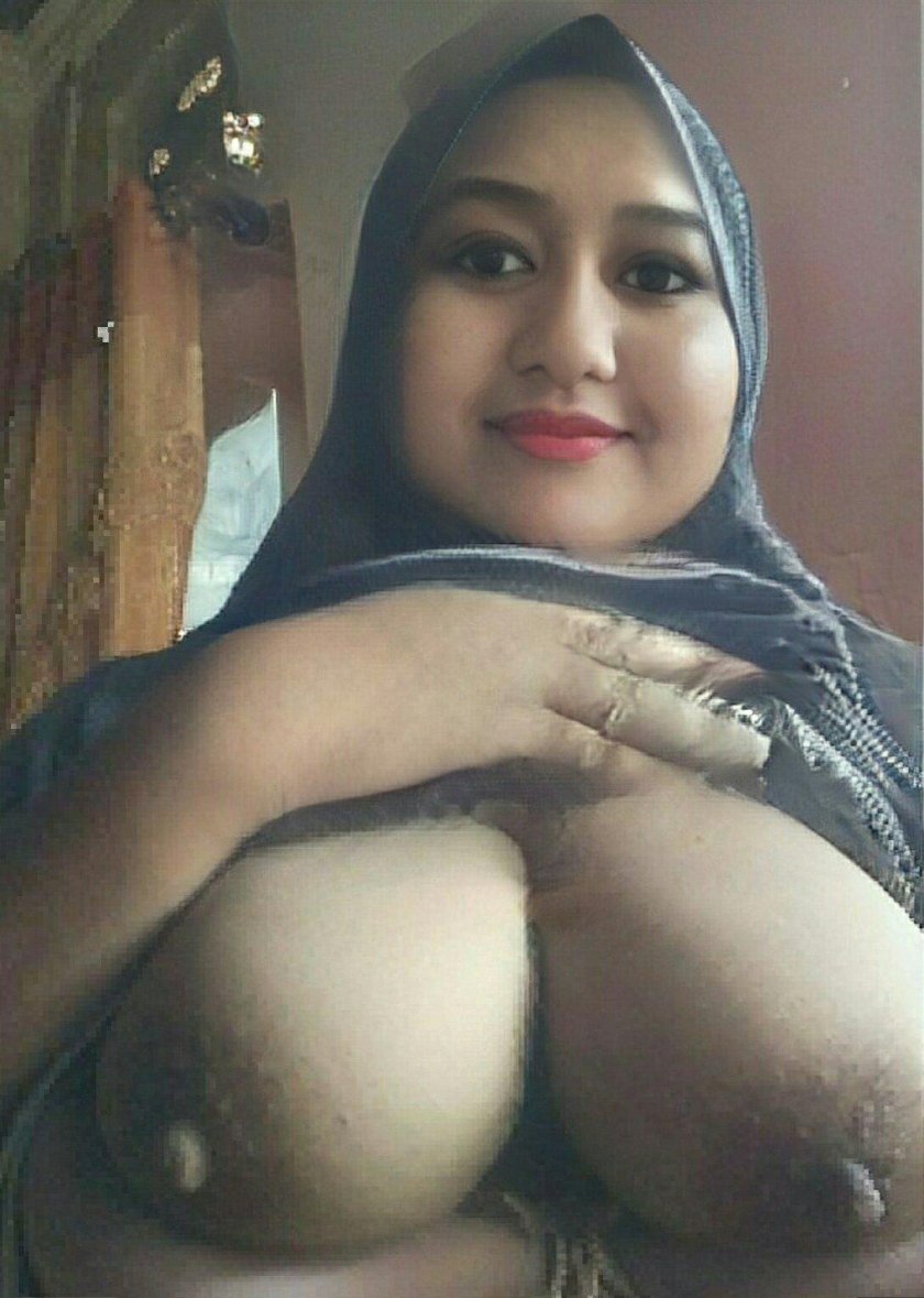 Jilbab pamer tetek