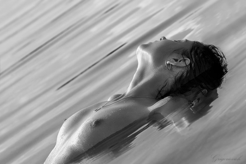 Photo shoot in the style of nude on lake