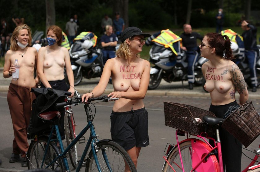 Protest bike racket of girls in Berlin