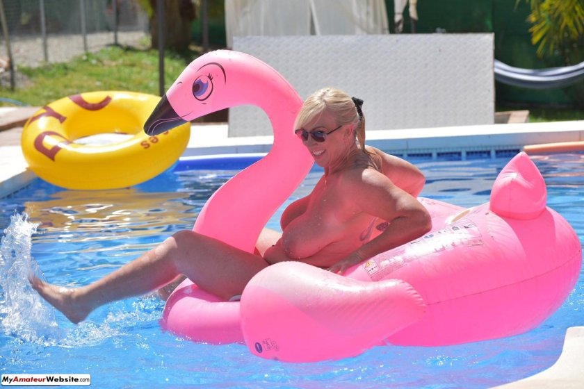 Inflatable flamingo intex