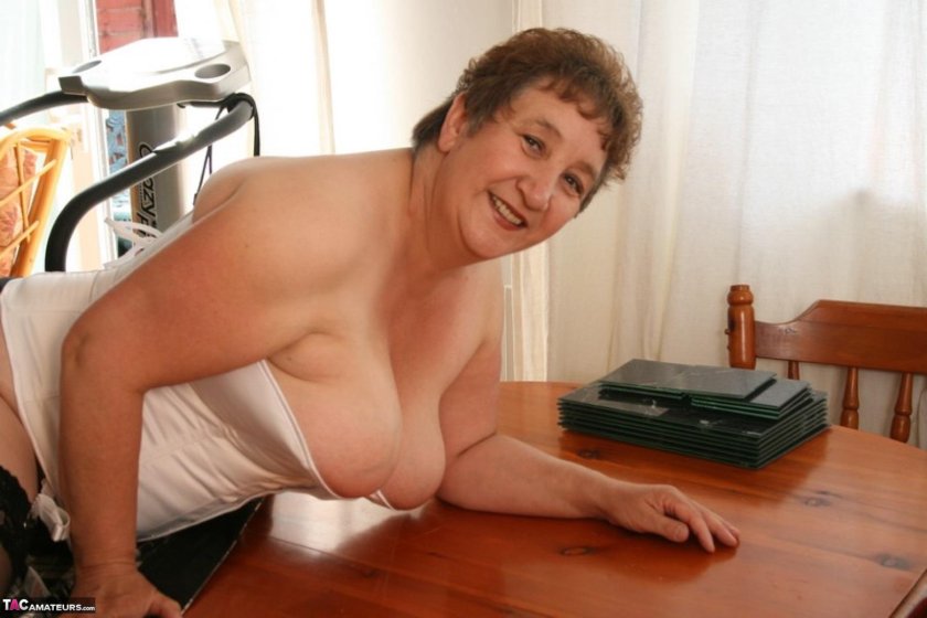 Mature Granny Carol Kinky in nature