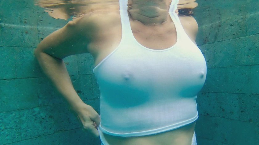 Big breasts in the pool
